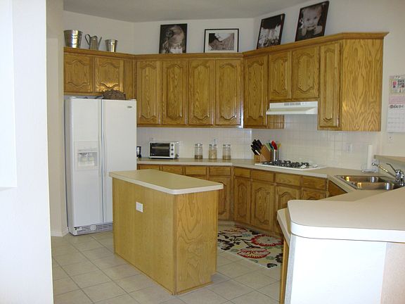 Large central kitchen w/ island