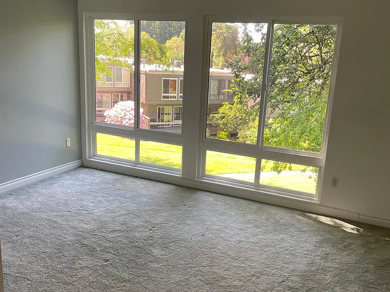 1677 NW Midlake Ln — Photo 4