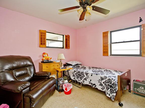 3rd image of 2712 Sherwood Dr