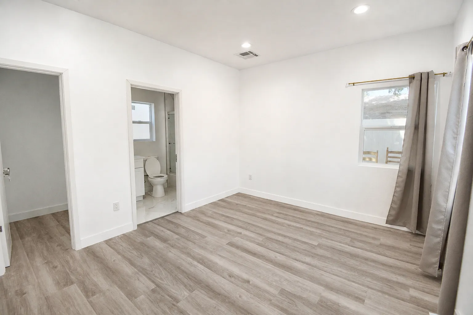 3 bed, 900 sqft, $2,980 — Photo 3