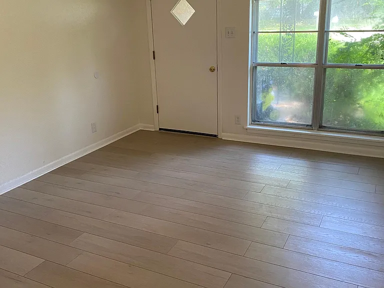 2500 W Elm St — Photo 8