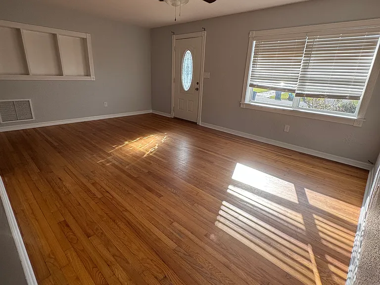 1011 N Pine St — Photo 5