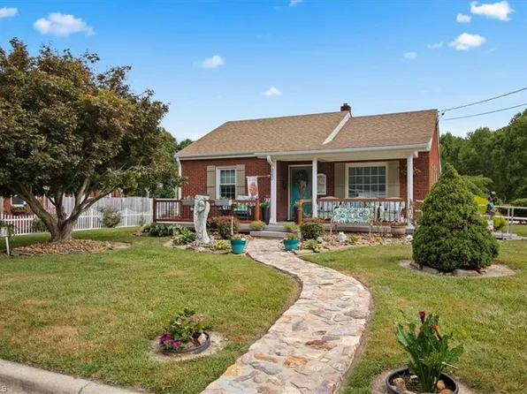 340 W Oakdale St, Mount Airy, NC 27030