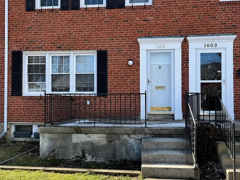 3 Bedroom/1.5 Bath Townhome w/fully fenced yard