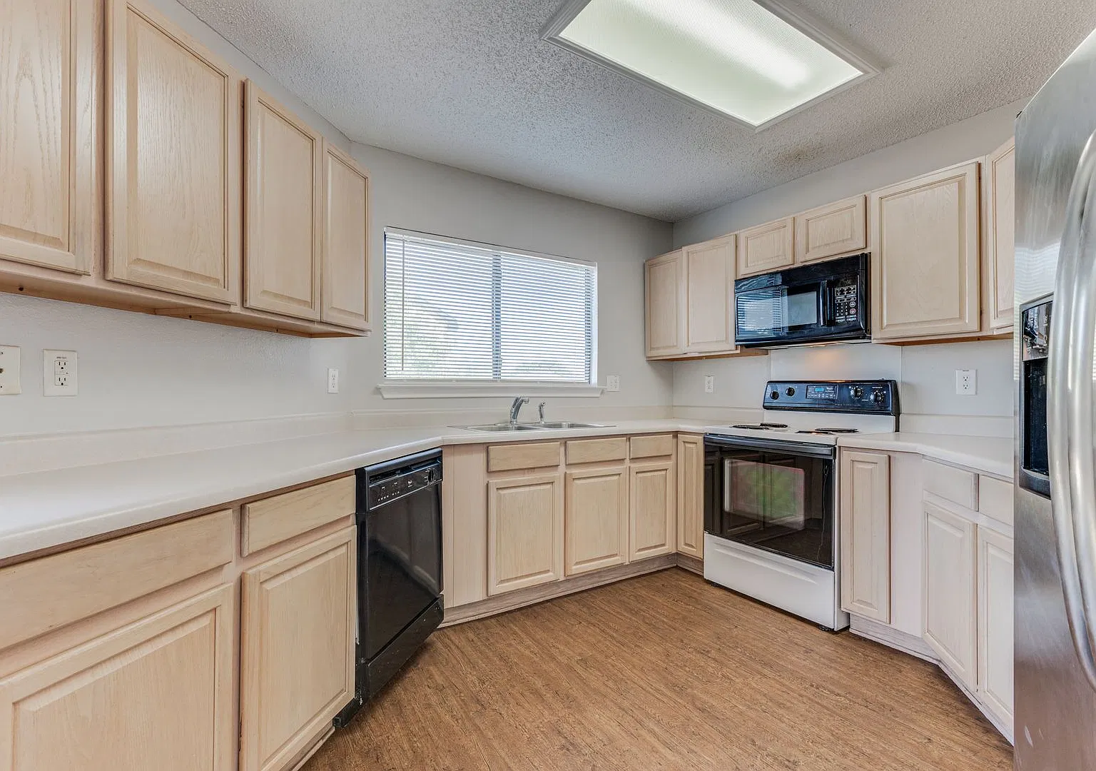 4 Bedroom/2.5 Bath Villas At Ingram Hill Subdivision — Photo 3