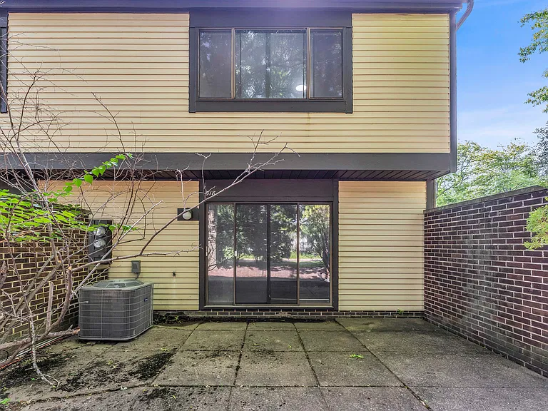 518 Turnberry Ln — Photo 24