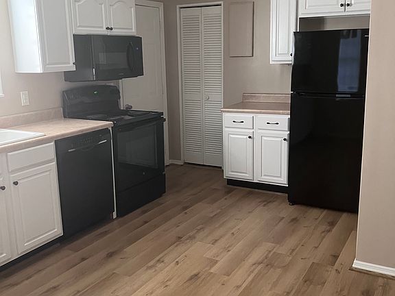 3rd image of 1147 Meadow Dr