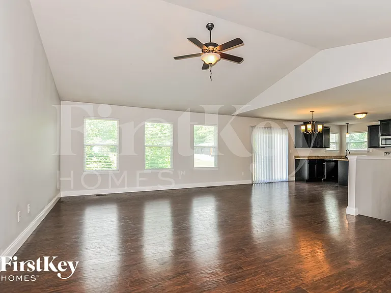 1811 Barclay Trail Dr — Photo 3