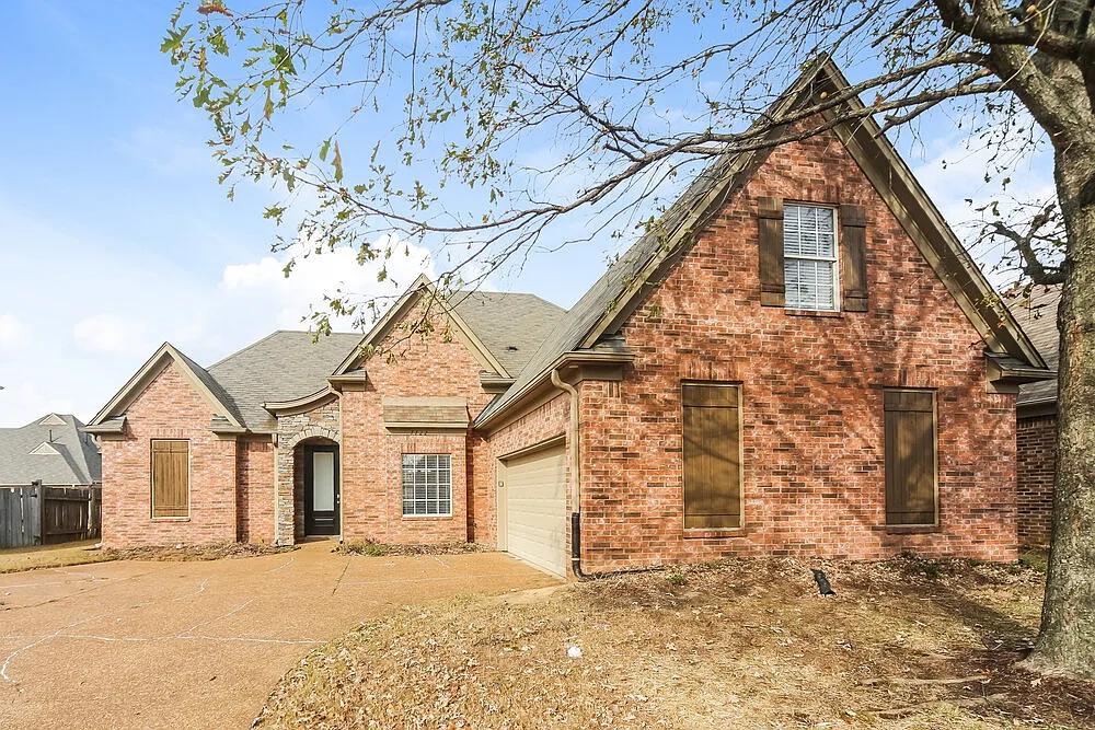 4 bed, 2.0 bath, 2222 sqft, $2,940 — Photo 1