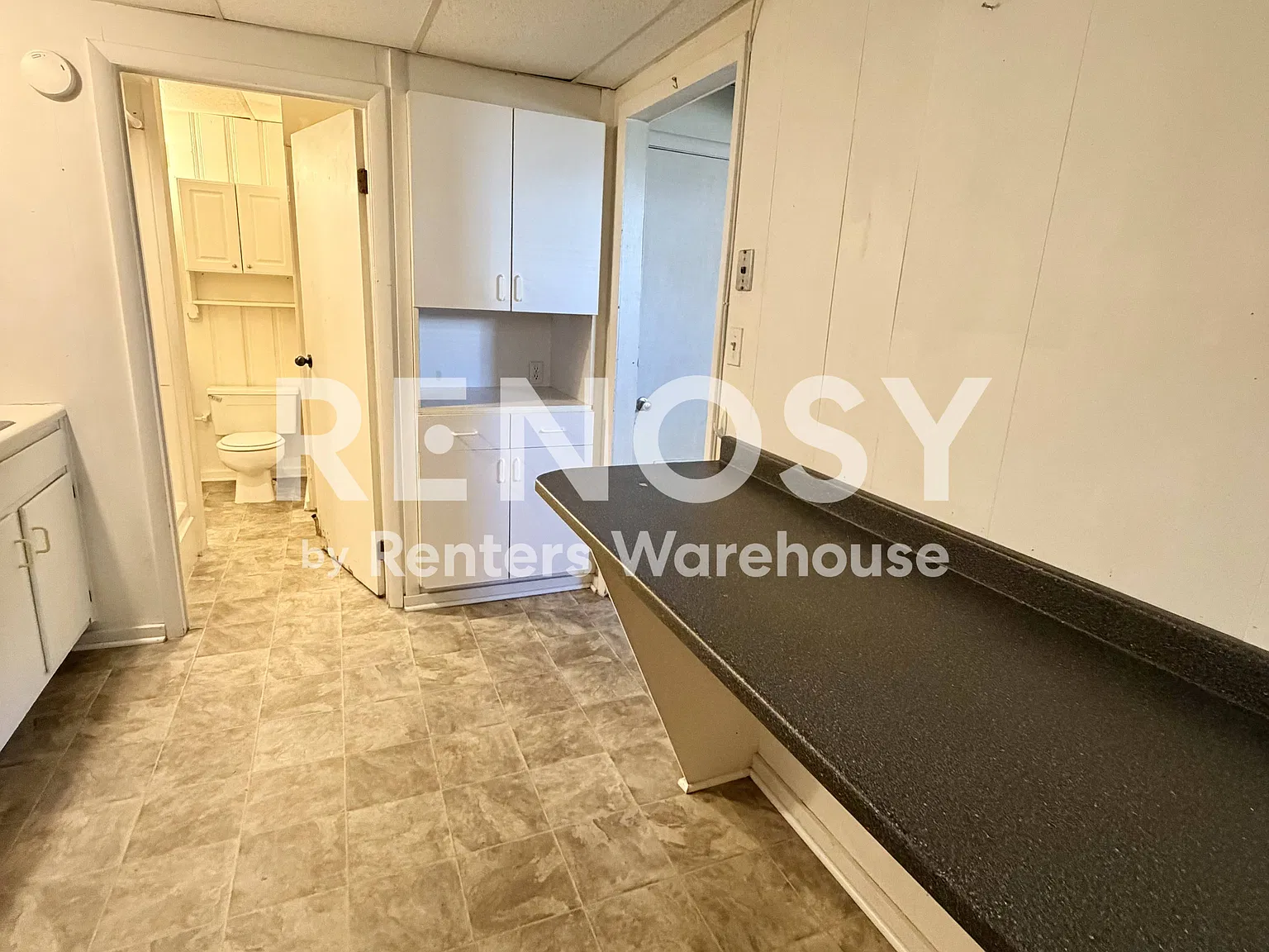 Avaiilable Now - Basement Apartment - 1 Br 1 Bath - Utilities Included — Photo 3