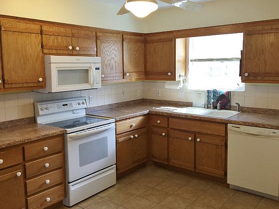 3rd image of 410 SE Rosewood Cir