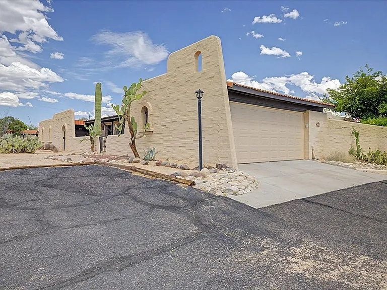 5277 N Tigua Dr — Photo 3