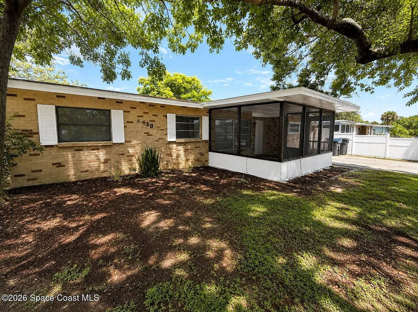 3 bed, 1.5 bath, 903 sqft, $1,900 — Photo 1