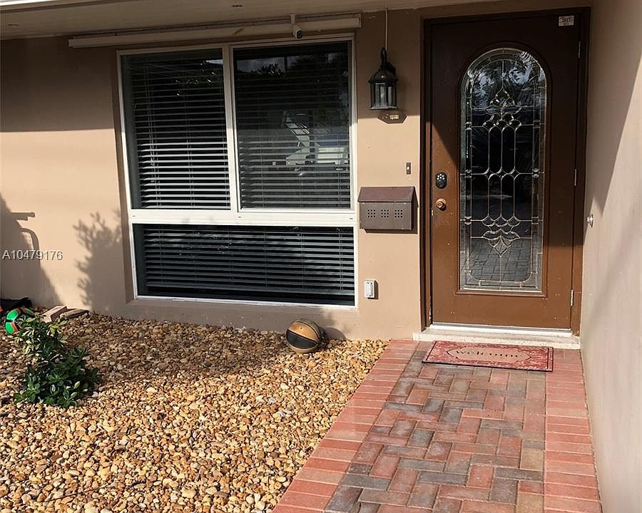 1st image of 800 SE 5th Ave #0
