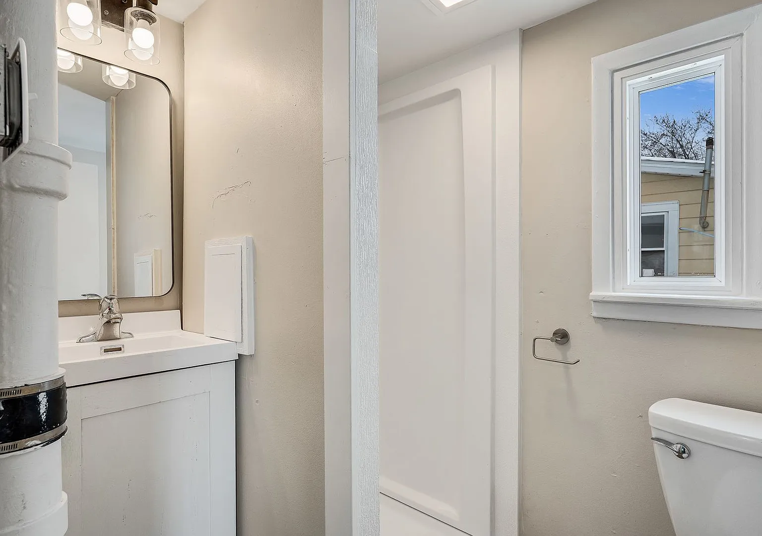 Single Family Home Near Downtown — Photo 4