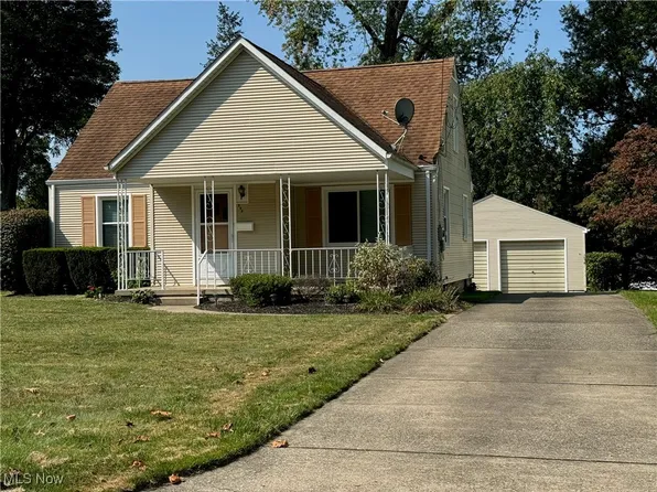 112 Elmwood Dr, Hubbard, OH 44425