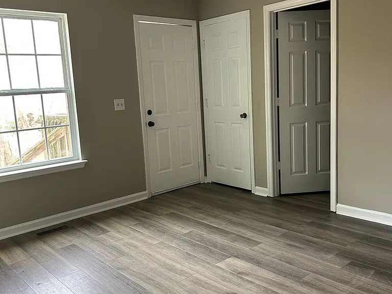 200 E Oak Street — Photo 8