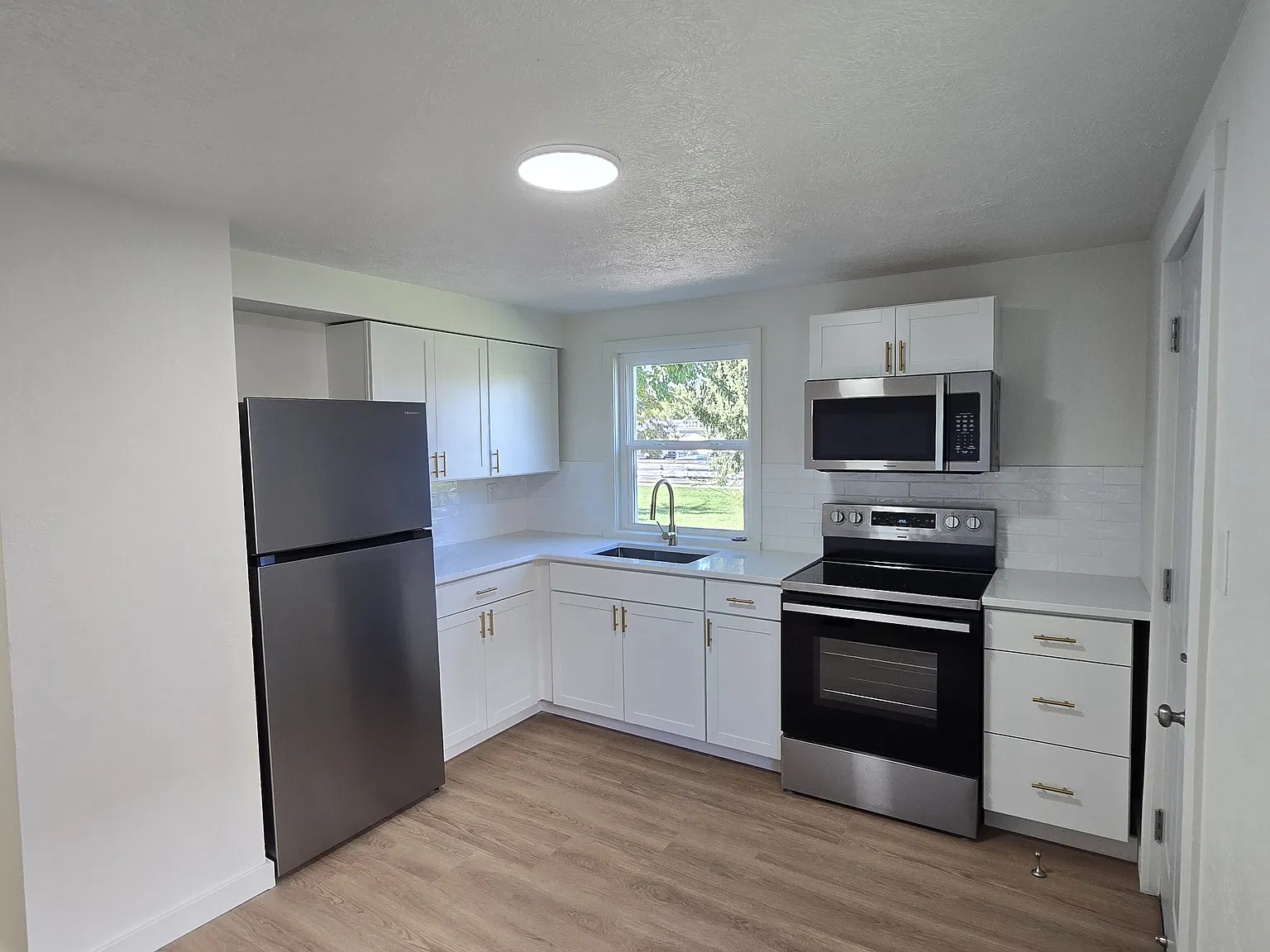 584 Smith Ave — Photo 3