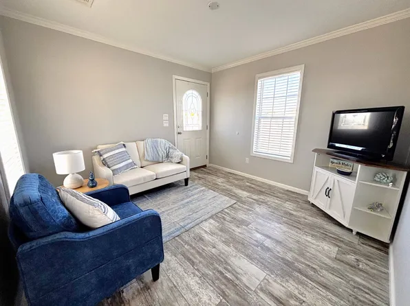 385 Jacaranda Cir, Venice, FL 34285