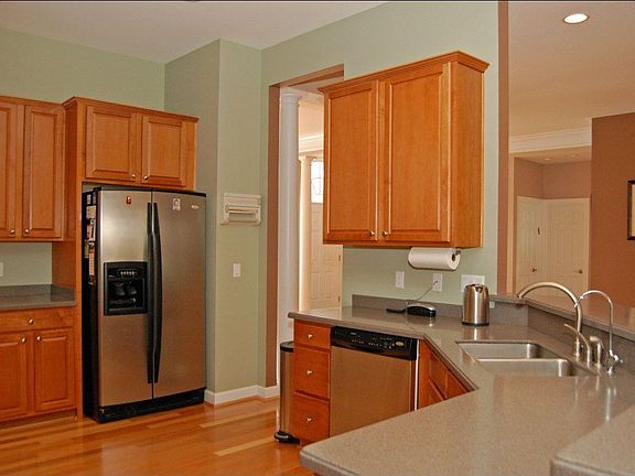 Kitchen features gas range, stainless appliances, 42" cabinets
