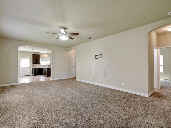5th image of 716 Community Dr #A