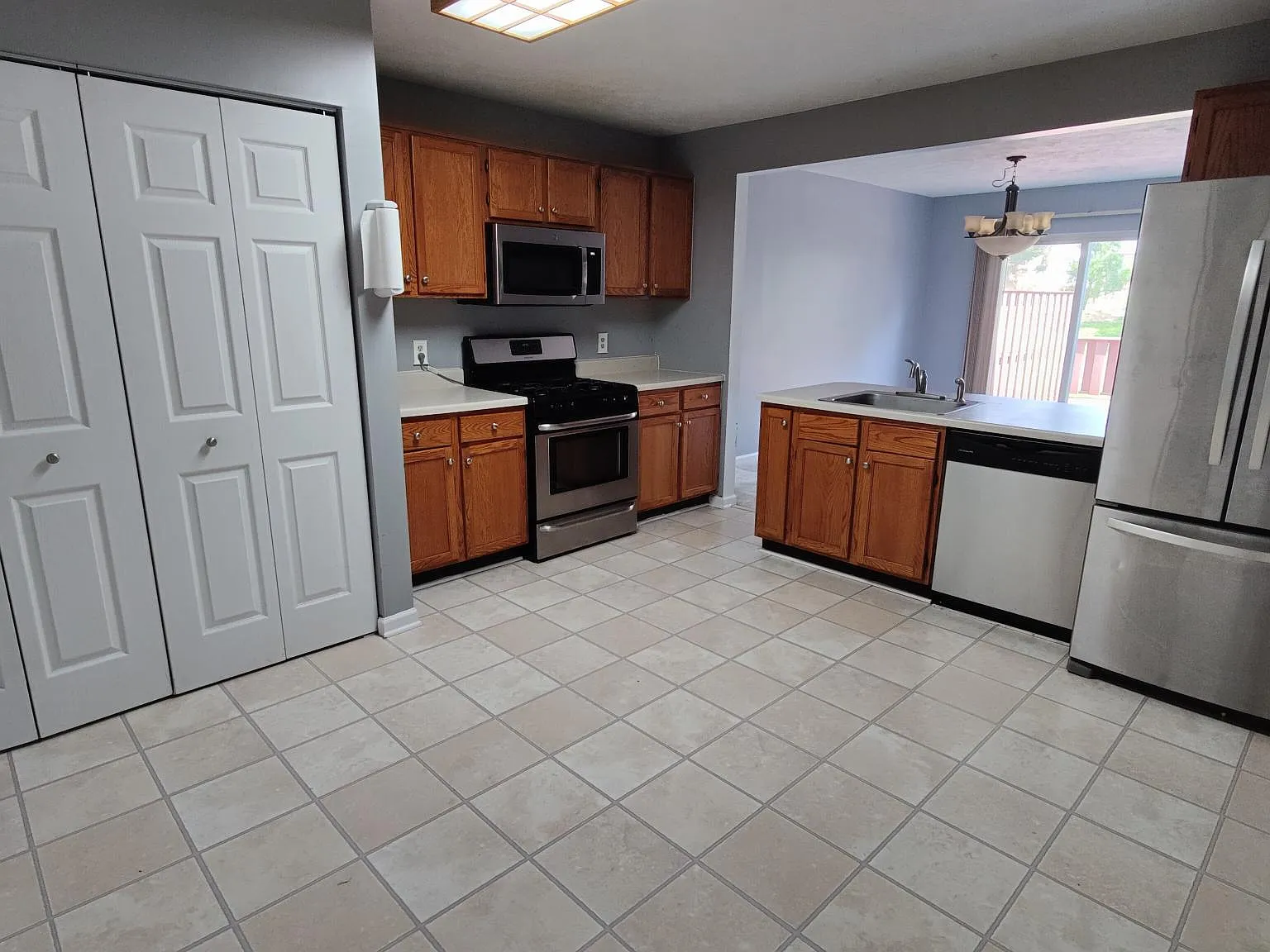 3 bed, 3.5 bath, 1800 sqft, $2,049 — Photo 4