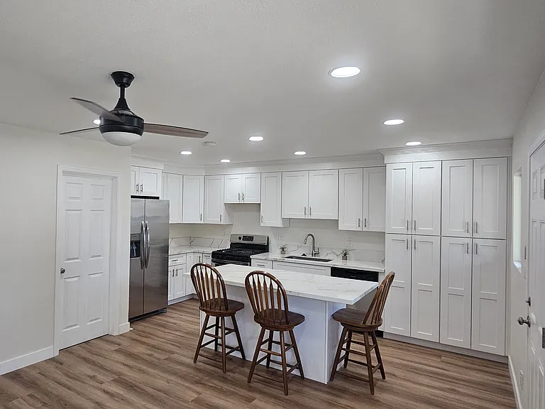 24261 Groven Ln — Photo 2