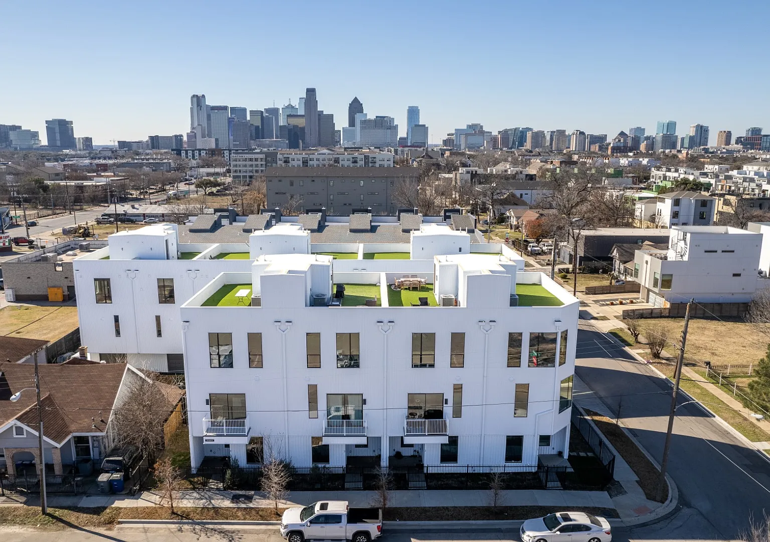 Elevated Urban Living with a Private Rooftop Patio — Photo 2