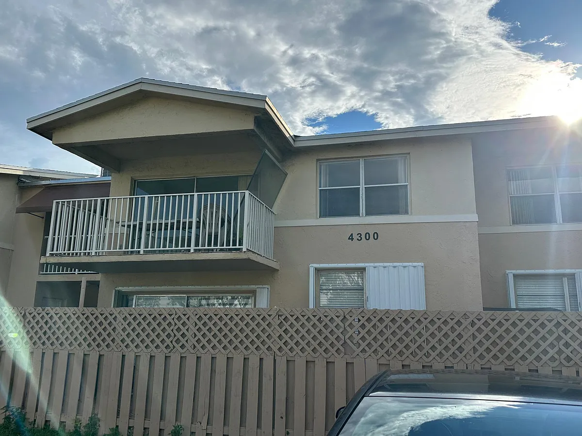 Building Photo - 4300 NW 79th Ave #2E