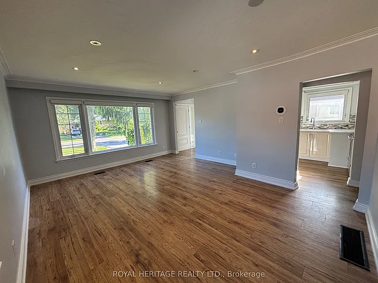 81 Eringate Dr #MAIN FLOOR — Photo 4