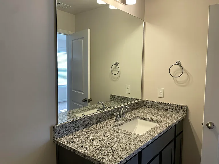 715 Courtland Dr — Photo 12