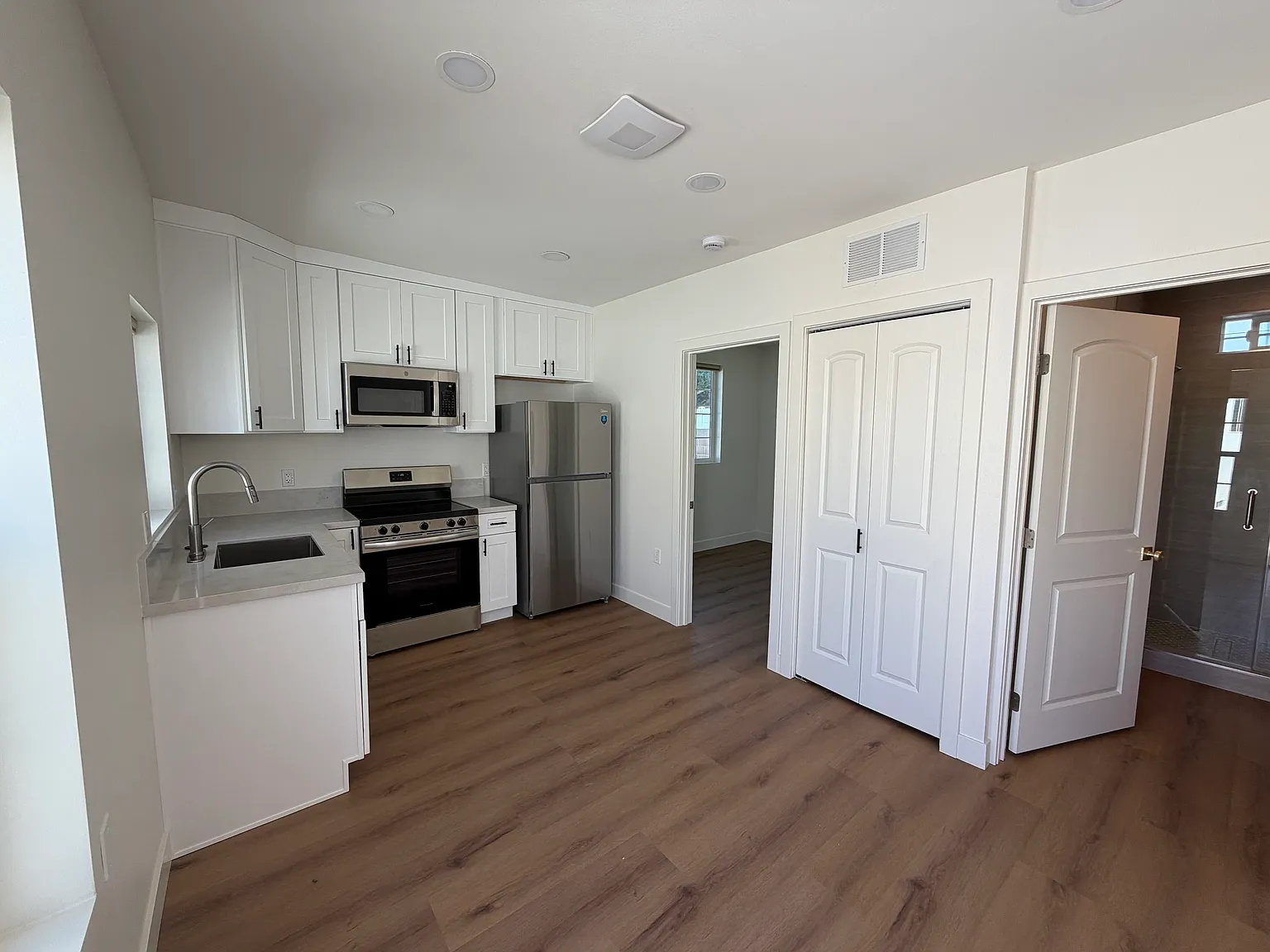 1 bed, 400 sqft, $2,200 — Photo 3