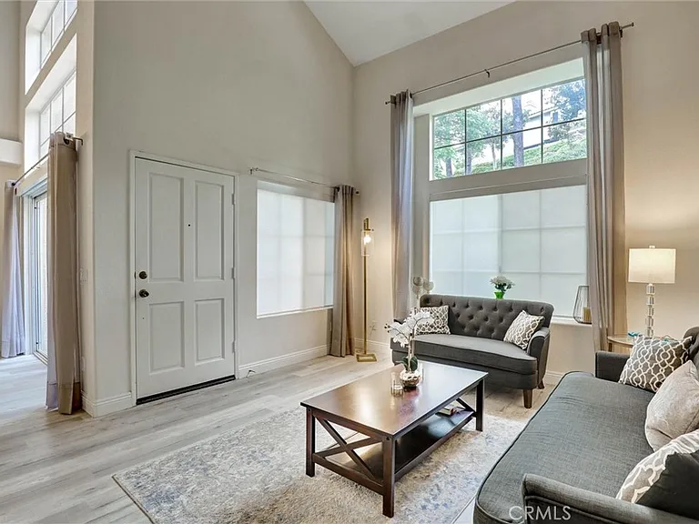 6 Nightingale Dr — Photo 9