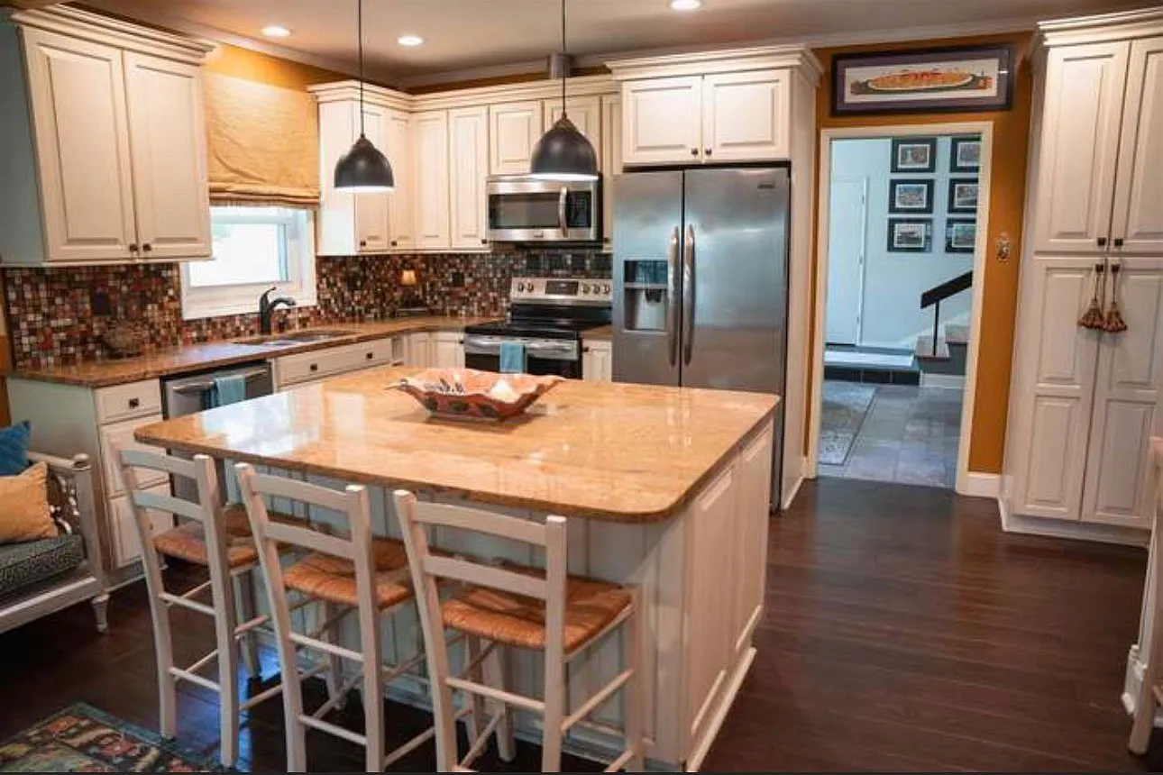 4 bed, 2.5 bath, 2700 sqft, $2,600 — Photo 3