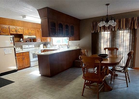 3rd image of 909 Portage Ave