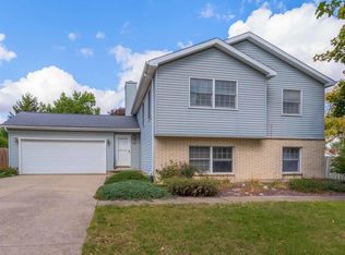 2812 Dutchess Dr, Bloomington, IL 61704