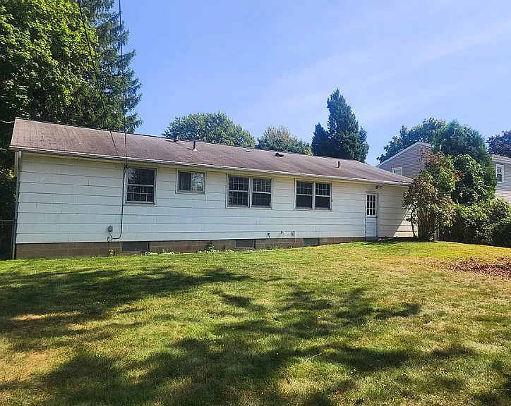185 Jamestown Ter — Photo 10