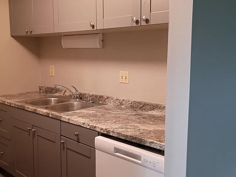 Hollow Hills Apartments — Photo 8