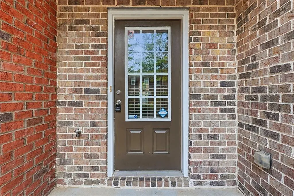 3 bed, 2.5 bath, 1952 sqft, $2,400 — Photo 3