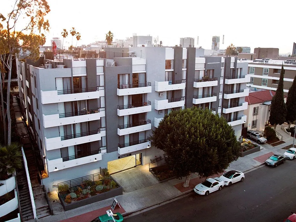 1820 Whitley — Photo 3