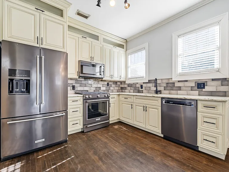 702 W Warren Ave — Photo 4