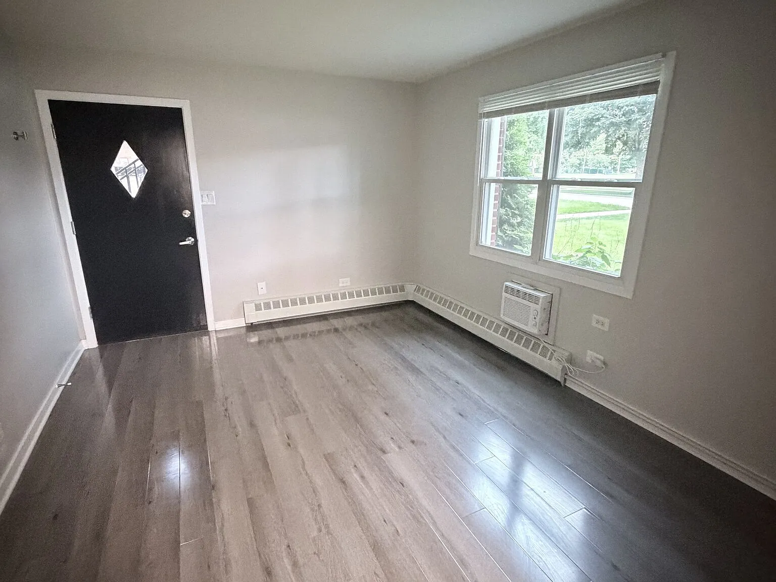Charming 1 Bedroom 1 Bathroom Near Downtown Naperville — Photo 4