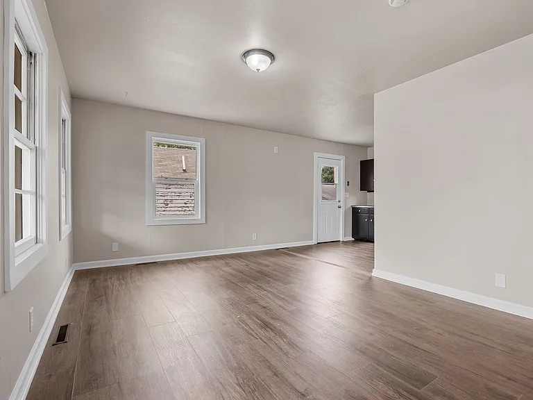 314 Warford St — Photo 7