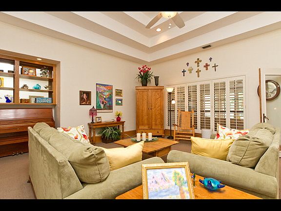 3rd image of 208 E Kiwi St