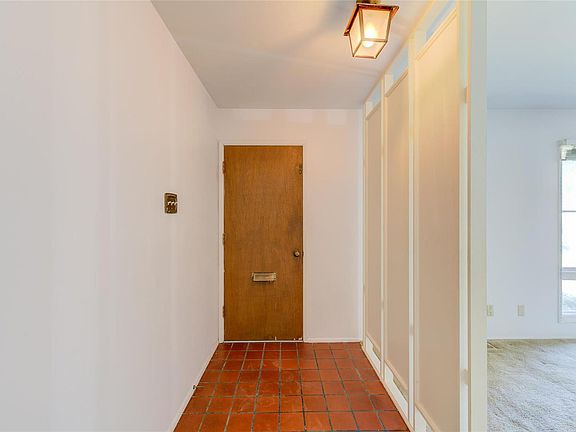 4th image of 543 Coach Light Ln