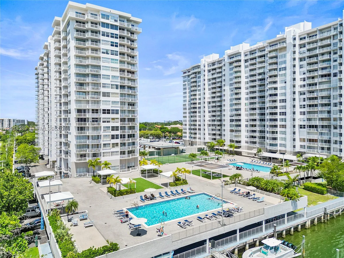 Building Photo - 18011 Biscayne Blvd #705
