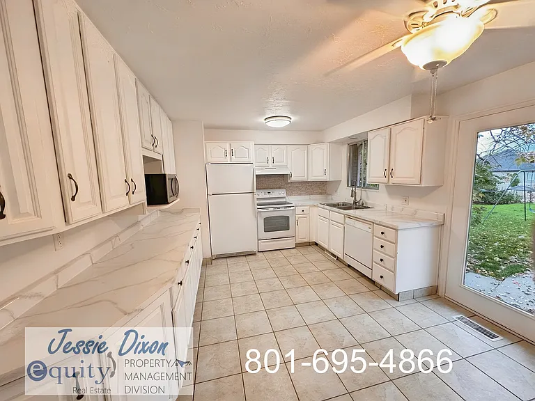245 Briarwood Dr — Photo 3