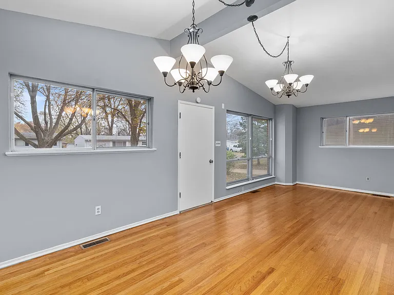 550 Versailles Dr — Photo 4