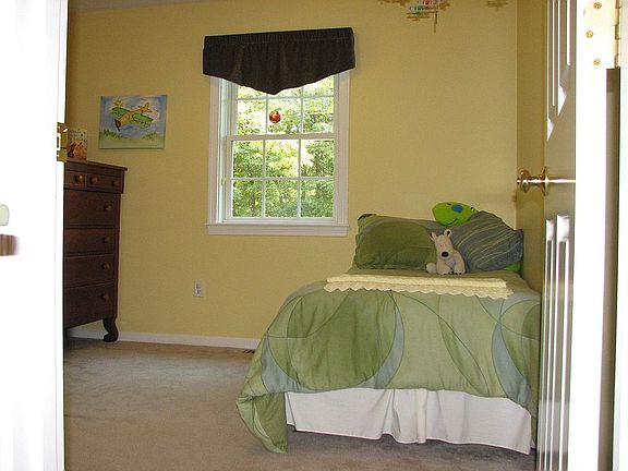 11x10 2nd bed w/ walk-in closet