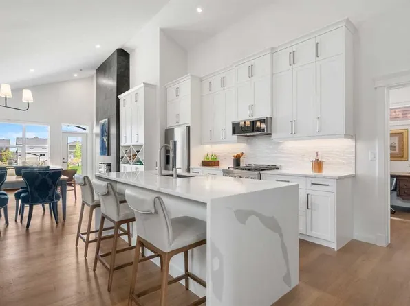 218 NW Mitchell Heath NW, Calgary, AB T3R 2G2
